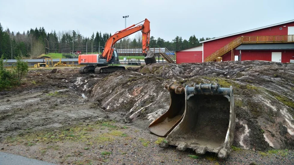 Ny depå. Så här såg det ut när arbetet för den nya depån inleddes. Nu har Rospiggarna fått ett miljonstöd för utbyggnaden av HZ Bygg Arena i Hallstavik.