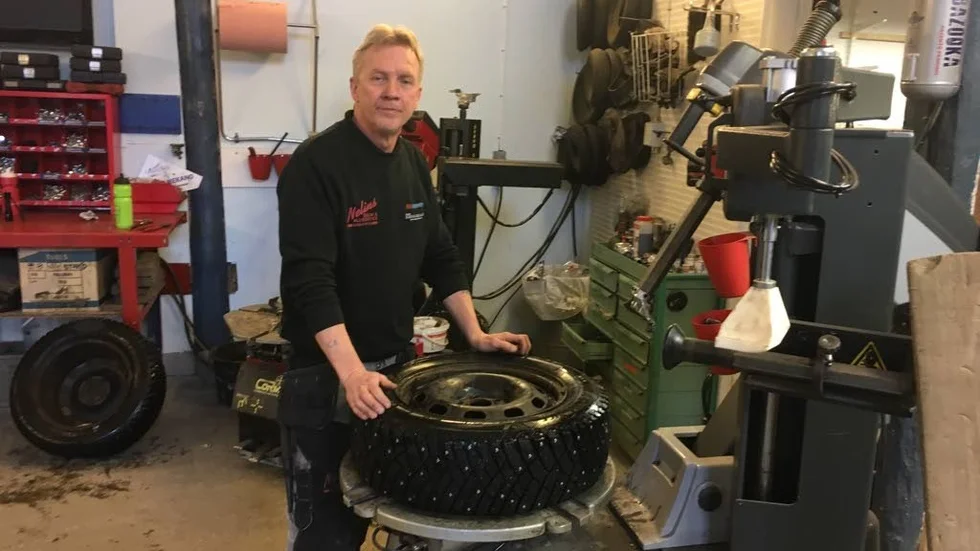 Conny Eriksson på Nelins däck har upp efter nattens däckvandalism i Knivsta.