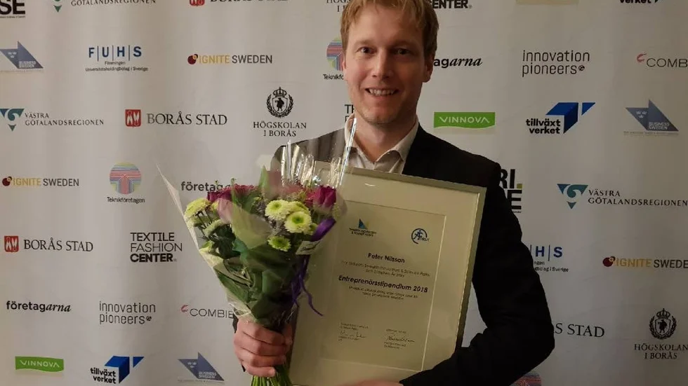 Peter Nilsson när han mottagit stipendiumet vid Sveriges Innovationsriksdag i Borås.