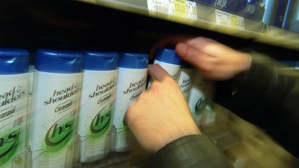 Stöld. En kvinna greps av en butikskontrollant på grund av stöld på ÖoB.