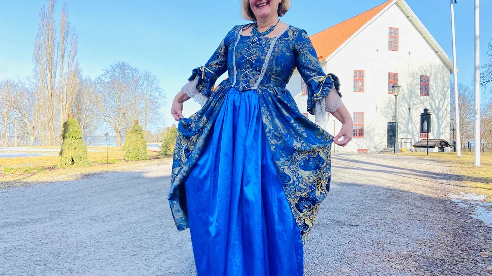 "Nej vänta", säger Christin Widerberg och släpper den rödbruna klänning hon först valt att bära på bilden. "Jag tar den här, i Ukrainas färger. Det känns väl som en fin liten symbolisk support?" Sundbyholms 1700-talsdräkter söker någon som vill vårda dem ömt mellan maskeradbalerna.