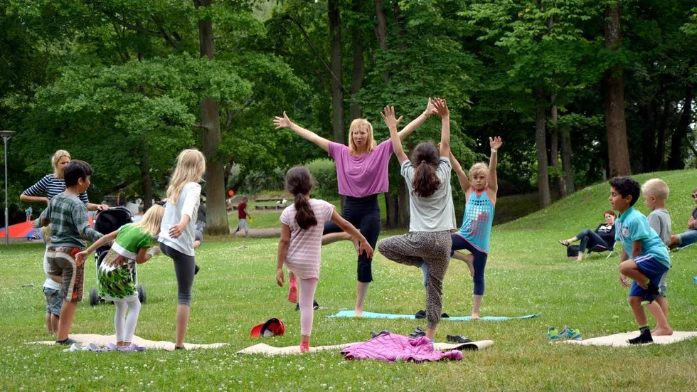 Barnyoga. På Lördag kommer barn mellan fyra och elva år att kunna yoga tillsammans på Stadsbiblioteket i Västervik.
