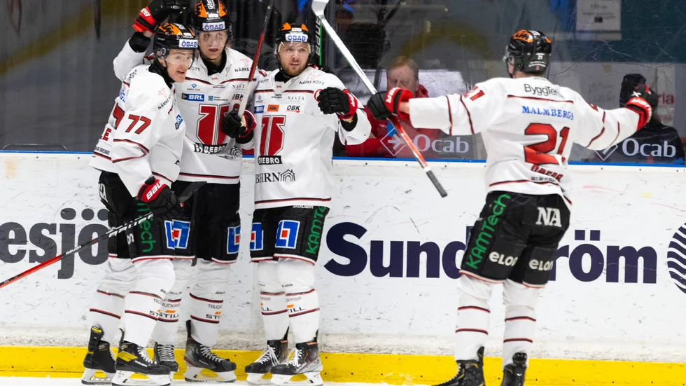 Örebros Rodrigo Abols, i mitten, jublar med lagkamraterna efter sitt 1–0-mål.