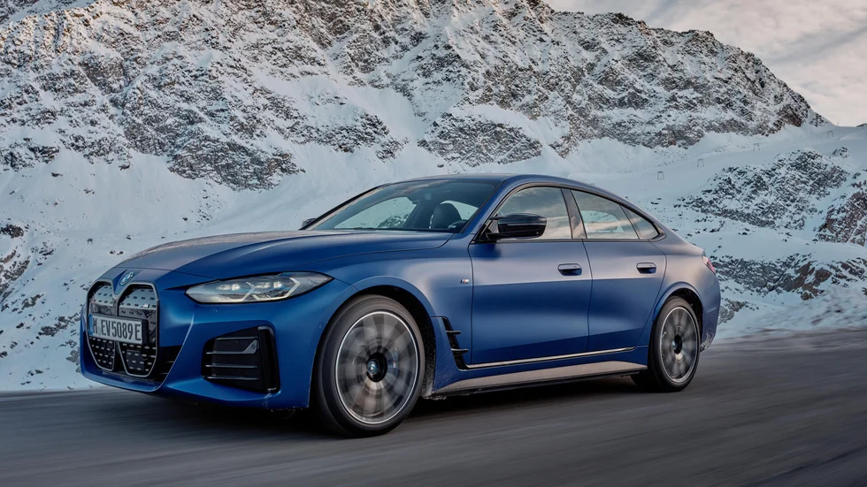 Modellen är BMW:s första helt eldrivna Gran Coupé, en bil som kombinerar design med hög komfort och praktiska lösningar. 