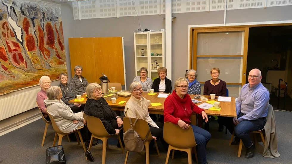 Hemtjänstchefen Fredrik Lindkvist fick svara på frågor från ett gäng vetgiriga damer.