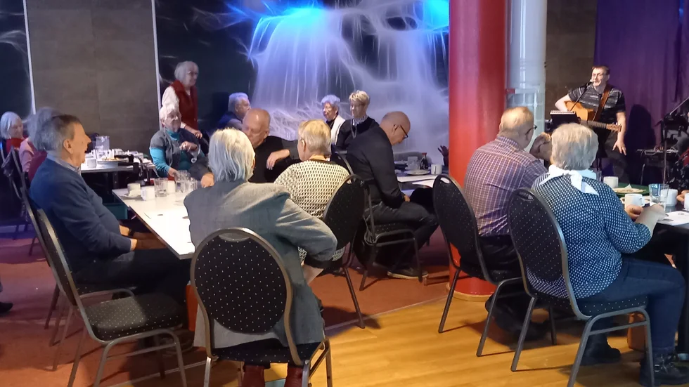 90 medlemmar hade sökt sig till HjärtLungs årsmöte i Piteå, där de bjöds både en god lunch och underhållning av Anders och Tommy.