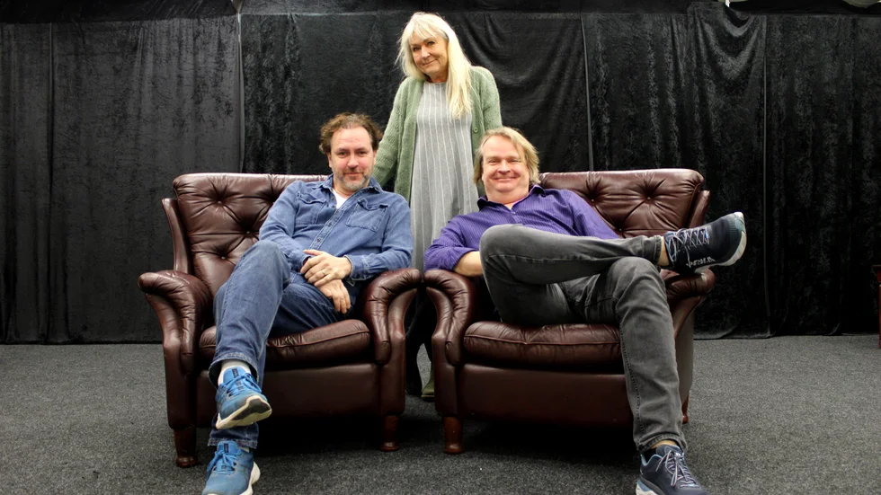 Eva Granlund, Lars Olofsson och Niclas Angerborn spelar inte bara rollerna i teatern. De serverar också maten till middagsgästerna.