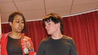 Ungdomar ur teatergruppen Pseudo spelar en scen på en föräldrafri fest i antidrogprojektet som drivs av Rotary.