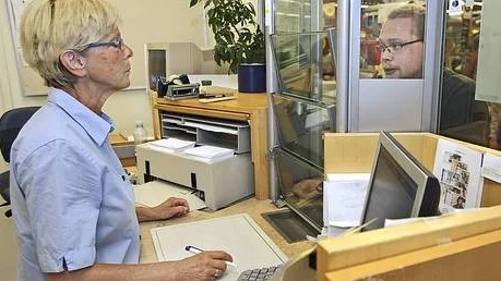 En epok avslutas när Svensk Kassaservice nu börjar lägga ned sina kontor i länet. Först ut är kontoret i Björklinge, som slår igen i eftermiddag. Näst sista arbetsdagen betjänade kassör Kerstin Ekdahl kunden Daniel Karlsson.