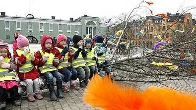 Saft och bullar smakade gott tyckte Karin,Thea Maja,Evelina,Wille,Joshua och Benjamin från Vildrosens förskola.