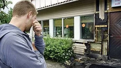 Robert Vujicic, son till ägaren, har vaktat utanför restaurangen hela natten.
