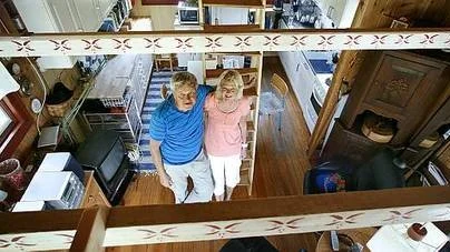 Gunnar och Yvonne Gustafs bor i en kolonistuga i Husbyborg.