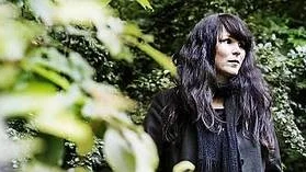 Serietecknaren Nina Hemmingsson är inte bara aktuell med senaste boken Så jävla normal. I augusti är det Sverigepremiär för pjäsen Jag är din flickvän nu, som bygger på hennes och Liv Strömquists serier.