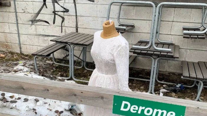 En installation mitt i centrum? Nej, kvarblivet stöldgods efter 57-åringens senaste härjningar. Klänningen och skyltdockan hittades efter att mannen själv lättat sitt samvete för polisen efter inbrottstölden på Bröllopsstudion.