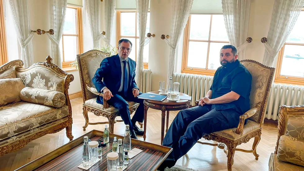 Vladimir Medinskij, som leder den ryska delegationen, under sitt möte Ukrainas delegat David Arakhamia i tisdags.