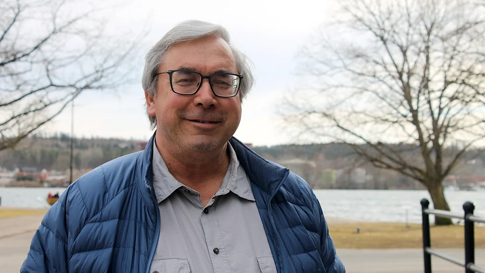 Peter Karlberg (V) yrkade bifall till kommunstyrelsens förslag om att ändra taxorna för att stå i kommunens tomtkö. Det gjorde även Mark Henriksson (M). Beslutet klubbades utan diskussion.