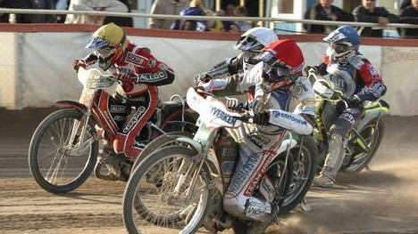 Full fart. Vetlandas Lee Richardson i röd huva före de båda Rospiggarna Adam Shields (gul) och Chris Slabon (vit).