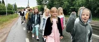 Pampig skolavslutning med duggregn i Östervåla