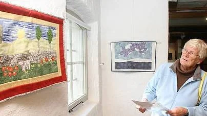 Ing-Britt Karlsson beundrar ett av de lapptäcken som visas.