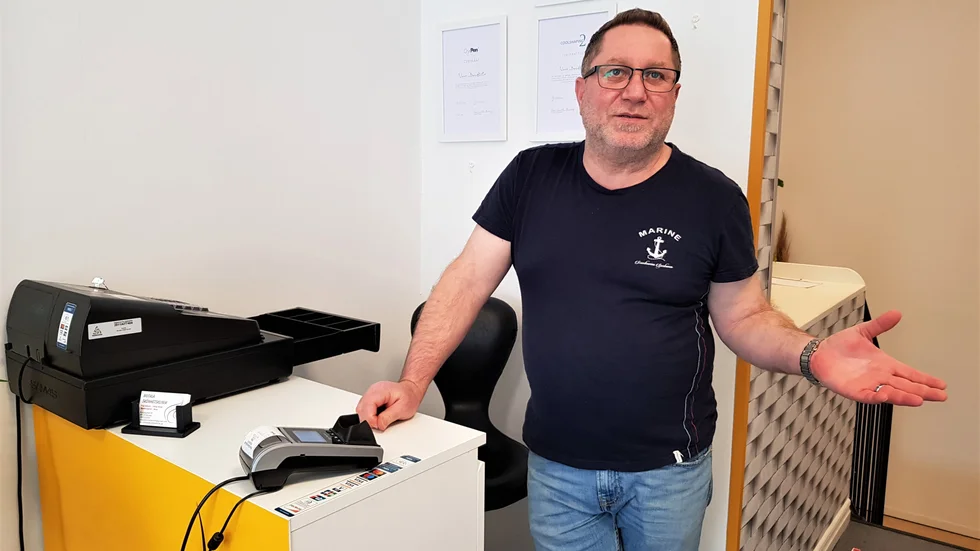 Tjuvarna bröt sig in och stal dyra maskiner och behandlingsprodukter hos Muthanna Hussien på Motala Skönhetsklinik.