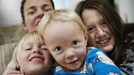 Kristina Eineborg är hon tillbaka i Sverige med sin man och döttrarna Julia, Olivia och Cecilia.