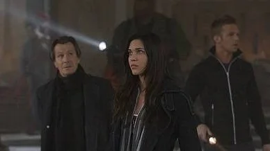 Gary Oldman, Odette Yustman och Cam Gigandet i föga trovärdiga The unborn.
