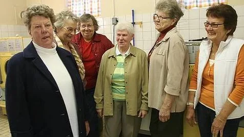 I dag sköter Brita Jansson, Marjatta Laine, Margareta Lindvalll, Dagmar Ringström, Britt Gullberg och Vivianne Georgsson driften av den gamla tvättstugan i Österbybruk.