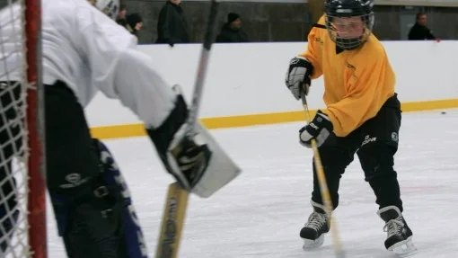 Erik Almroth på väg mot målvakten under Uppsala hockey har hockeyskola i Gränbyhallen.