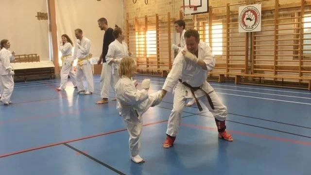 Lokalbrist. Karateklubben Knivsta Kampkonst Akademi IF  när de tränar kumite i en sporthall.