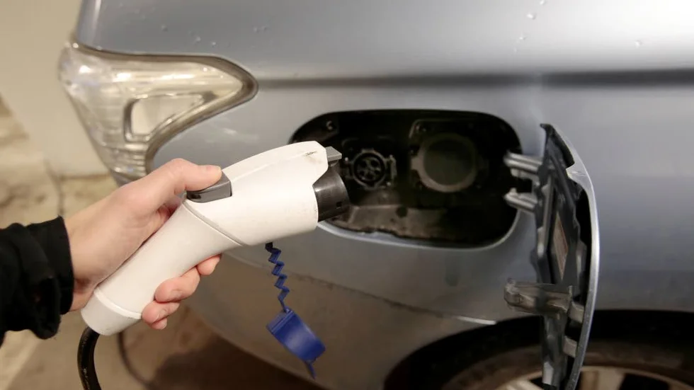 Följ strömmen. Volvo och bilindustrin ställer om.