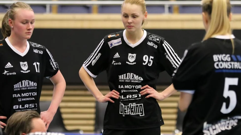 Deppigt. Klara Molin och Frida Bäfve deppar ikapp när FBC åkte ner på niondeplatsen.