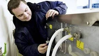 Bostadsrättsföreningen Lästen har nya tvättmaskiner och torktumlare nere i tvättstugan. Filip Juhlin, energiexpert från Anticimex, berättar att nya vitvaror är mer energieffektiva än gamla.