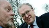 Skytteanska professorn Leif Lewin betonar vikten av att politiker tar ansvar för händelser och inte skyller på omständigheter. Här med förre statsministern Göran Persson.