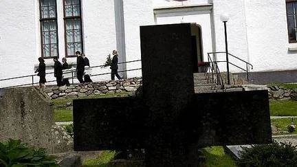 Kyrkan ansvarar för att alla får en begravningsplats. I vissa uppländska församlingar är det billigast.
