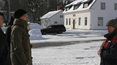 Eva Lotta Lund guidar intresserade om Strömsbergs historia.