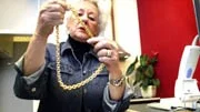 Gunilla Bauer, chef för pantbanken, granskar en av de många guldkedjor som lämnats in. Kedjan som väger 268 gram går det just nu att låna cirka 17 000 kronor på.
