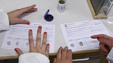 Elever från Celsiusskolan  besöker BMC och får där bl a lära sig hur man tar fingeravtryck.