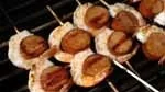 Grillspett med chorizo och stora räkor.