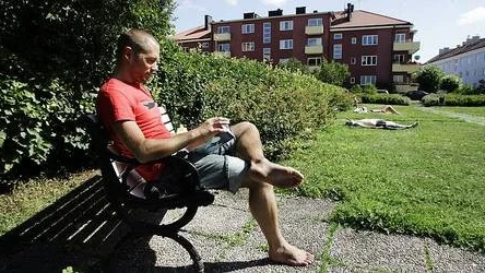 Christer Tannergren kopplar av med en bok i parken bakom Tripolis.