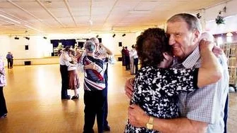 Mary Berglund och Göran Hugosson fanns med bland de sista på dansgolvet när Thor-Björns spelade på den sista tisdagsdansen i Folkets Park. I alla fall i Dansens vänners regi.