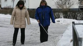Lillemor Larsson och Gunilla Thompsson, Synskadades Riksförbund i Tierp, har svårt att ta sig fram i centrala köpingen, där trottoarerna ofta göms under snön och riktmärken som staket och häckar försvunnit bakom upplogade vallar.