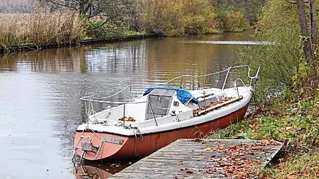 Skräp. Den här segelbåten har legat på samma ställe sedan i våras. Det är dags att rensa upp bland båtarna, tycker Elisabet Lejmyr.