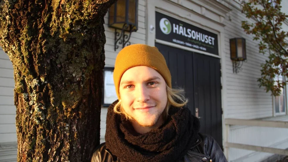 På hemmaplan. Karl Noremo leder dansövningar i Hälsohuset i Tierp.