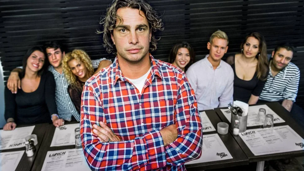 Anders Öfvergård ger tio arbetslösa ungdomar chans till anställning på nya krogen Angry diner.