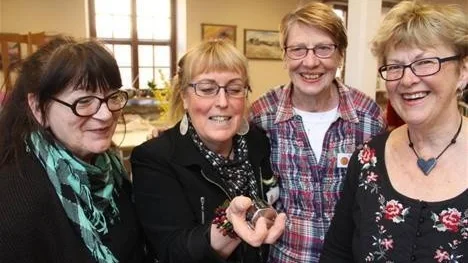 Från vänster Mita Bromark, Lill Lundgren, Ann-Kristine Strömberg Svärd och Susanne Thurfjell är nöjda så här långt med besökstillströmningen av Konst på väg i Tierps kommun.