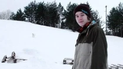 18-årige Anton Reis tillbringar flera dagar i veckan i Söderfors skidbacke. Nu vill han att kommunen satsar på en skidpark.