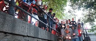 Lyktor för bombens offer