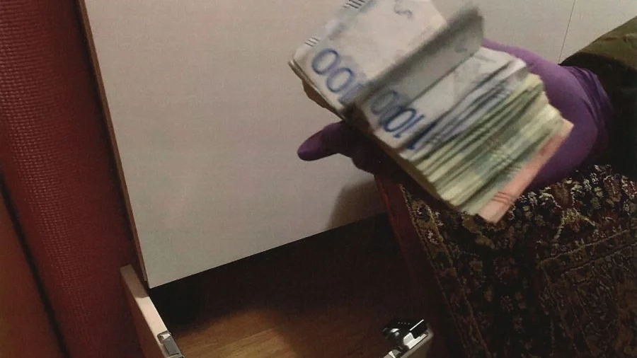 Under en garderob i mannens lägenhet hittades 154 000 kronor. Fler sedlar hittades på andra håll i bostaden. 