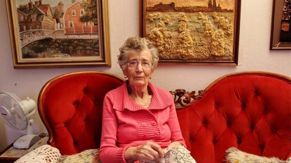 Händig med nål och tråd. Eva Westerman har alltid något handarbete på gång.