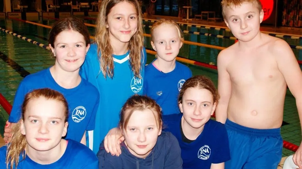 Medaljtäta. Simklubben Enas unga simmare Sara Randerstedt, Matilda Olausson, Malvina Walldén, Gustav Walldén, Lovisa Sved, Hannele Ålander och Adelina Walldén.